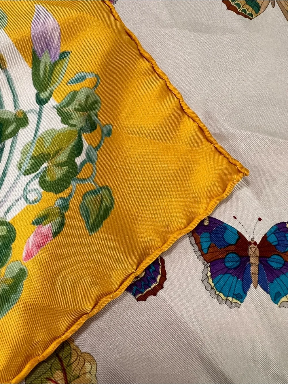 GUCCI Buttefly Silk Scarf Floral Botanical Square 34x34 Vintage Rare Hand Rolled